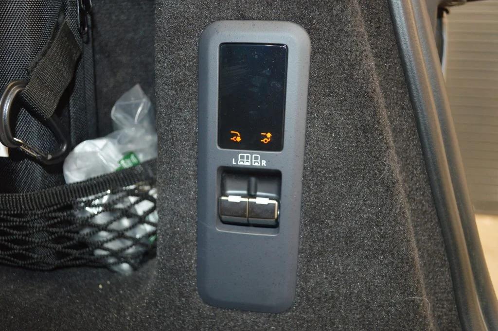 Used 2025 Gray Land Rover SE image 38
