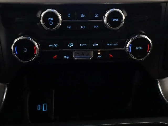 Used 2022 Oxford White Ford XLT Crew Cab image 29
