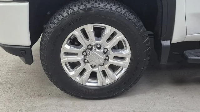 Used 2022 White Frost Tricoat GMC Denali image 10