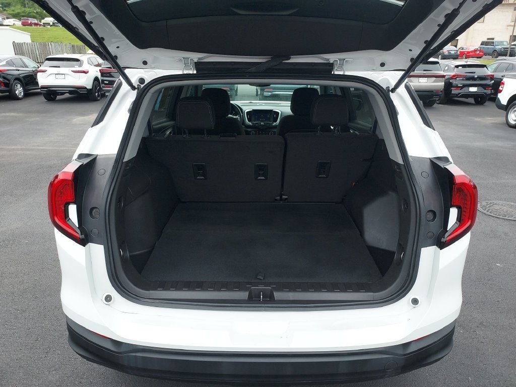 Used 2024 White GMC SLE image 9