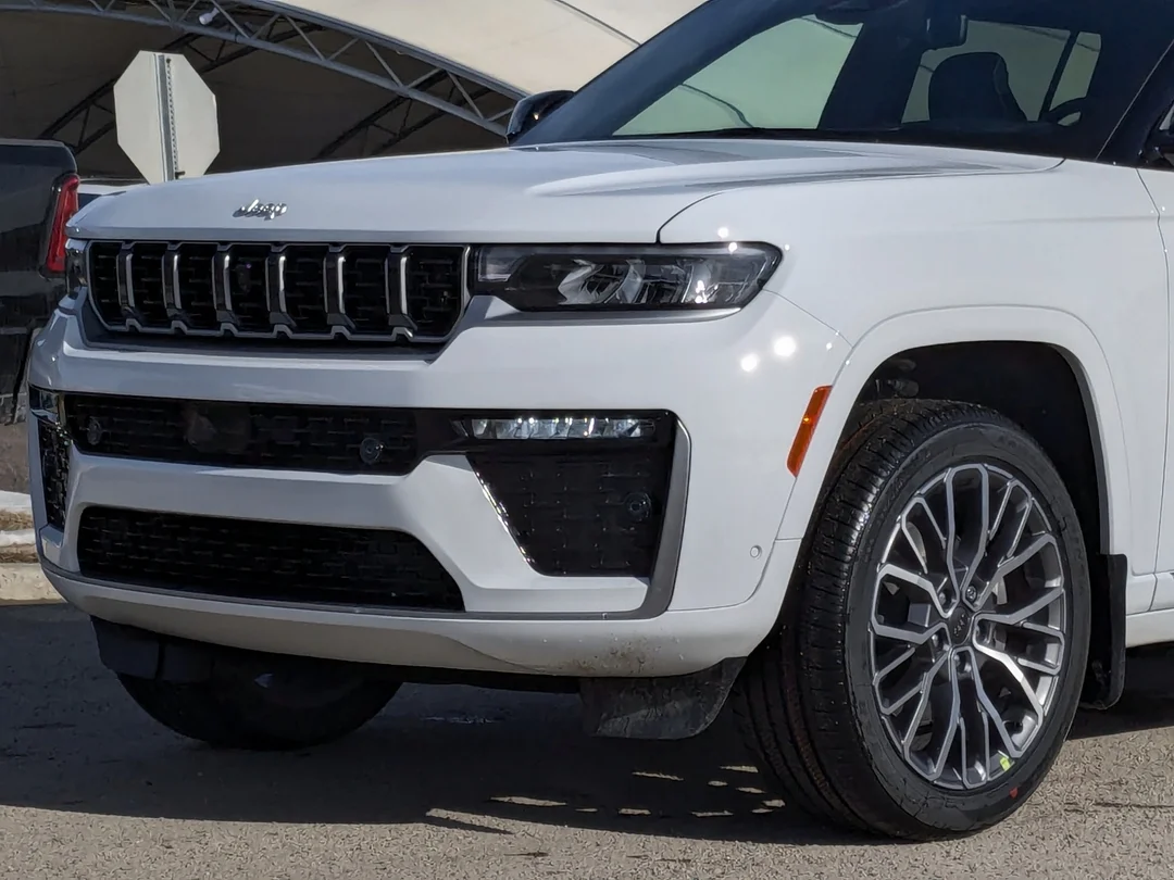 New 2026 White Jeep Summit - - 4x4 - Pano Sunroof - Palermo Lthr - Head-Up Display - Night Vision & More! image 9