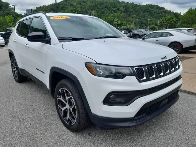 Used 2024 White Jeep Latitude image 3