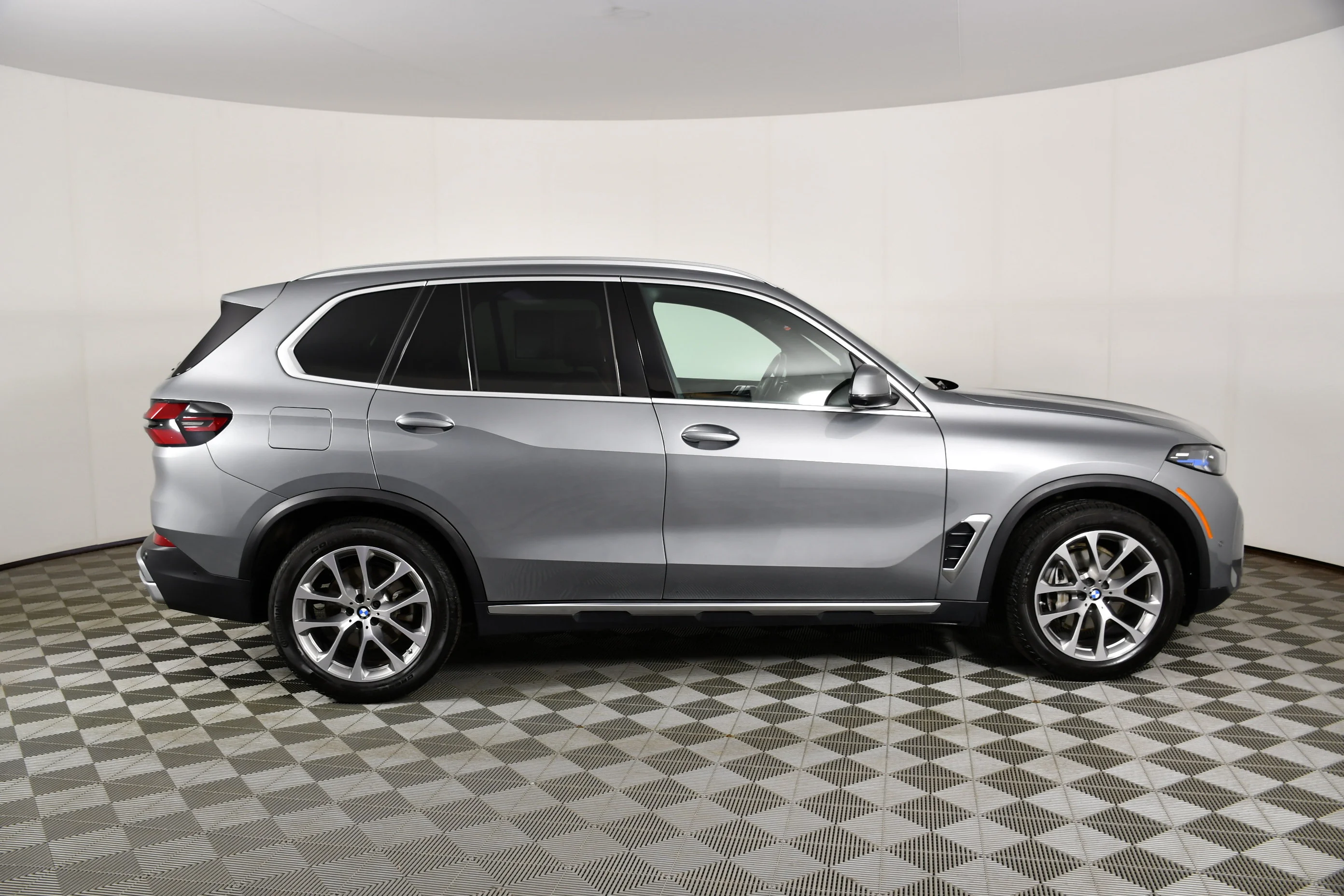 Used 2024 Skyscraper Grey Metallic BMW xDrive40i image 5