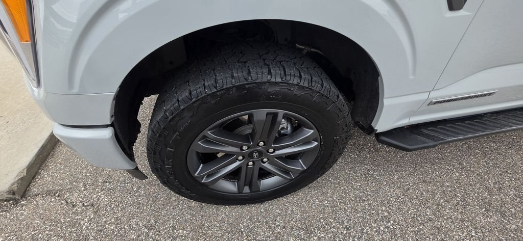 Used 2023 Avalanche Ford XLT image 12