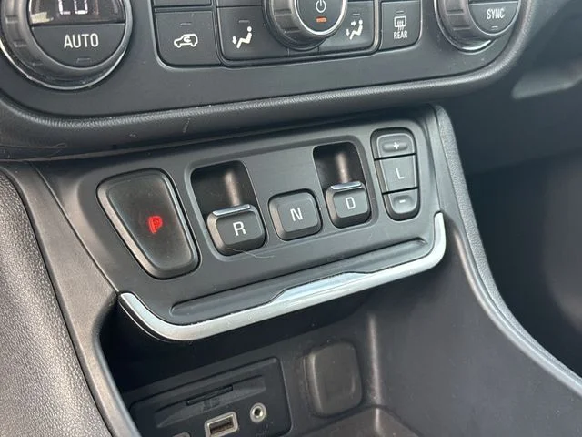 Used 2020 White GMC Denali image 19