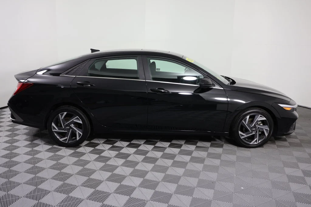 Used 2025 Abyss Black Hyundai SEL Convenience image 9