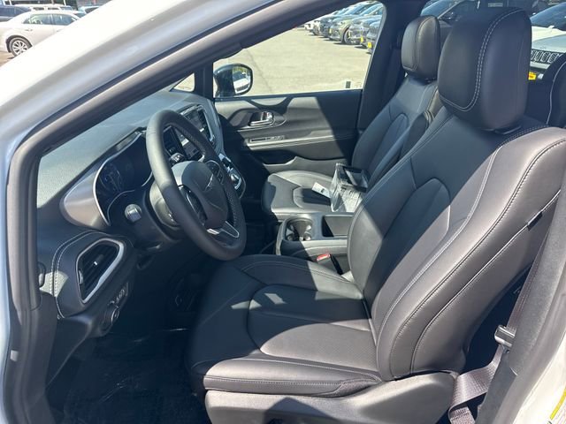 New 2026 Bright White Clear-Coat Exterior Paint Chrysler Select image 16
