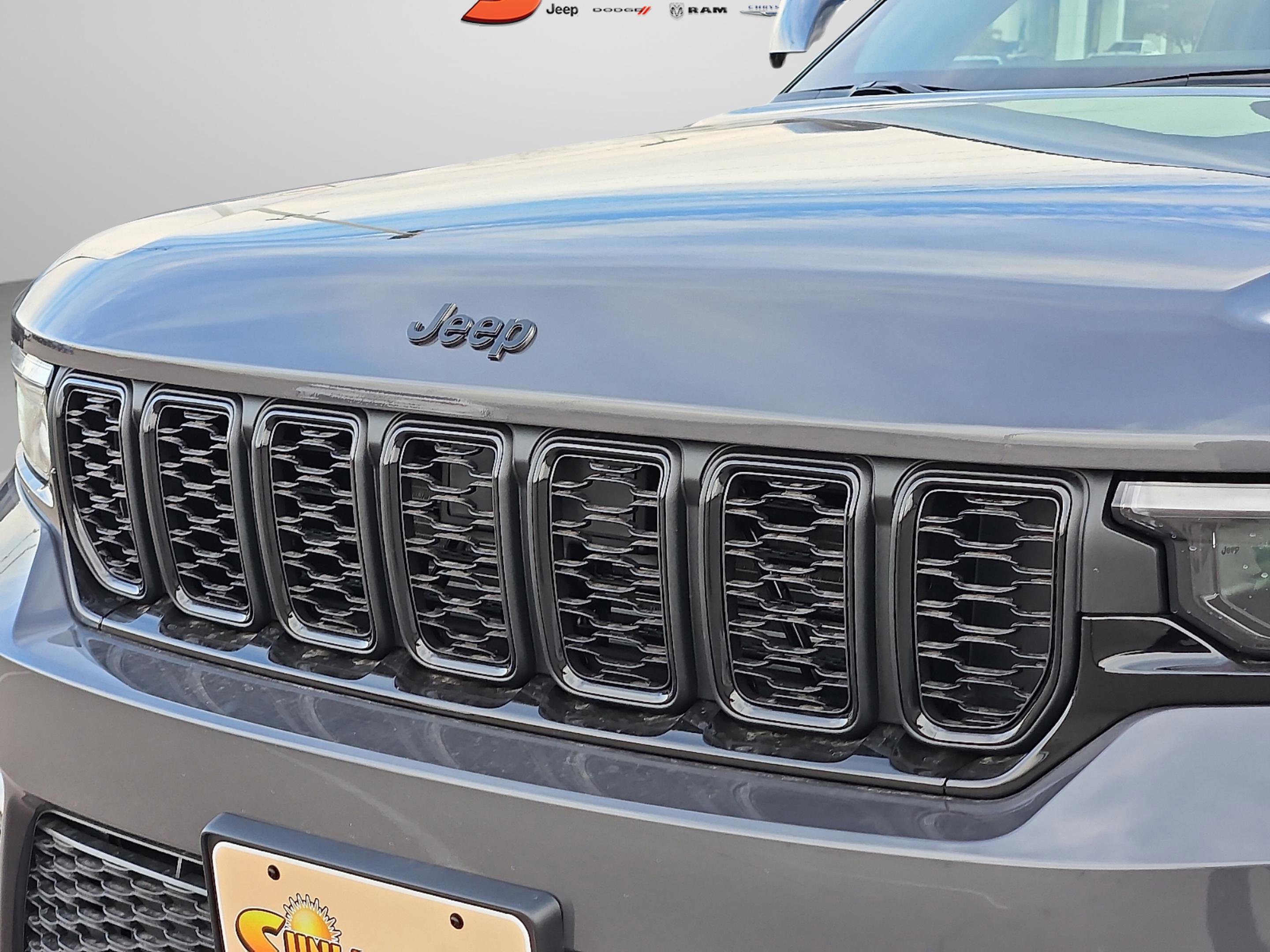 New 2025 Baltic Gray Metallic Clear-Coat Exterior Paint Jeep Limited image 7