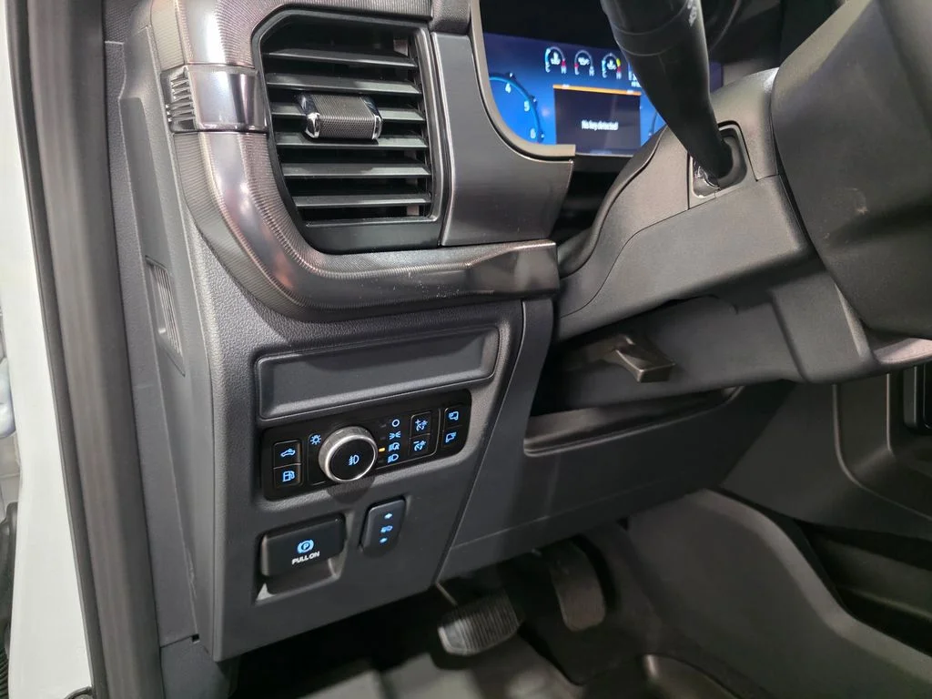 Used 2025 White Ford Lariat image 28