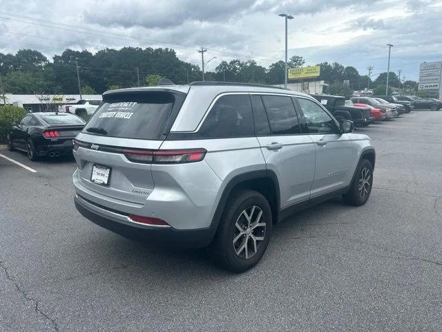 Used 2025 Silver Jeep Limited image 3