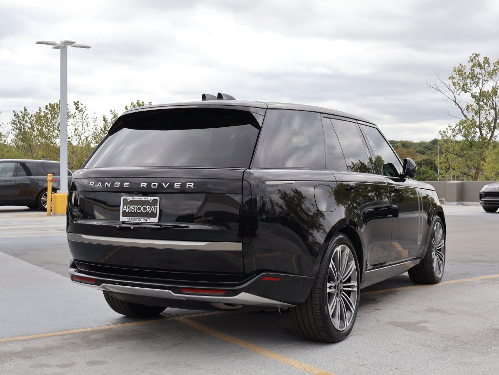 Used 2026 Santorini Black Metallic Land Rover SE image 7