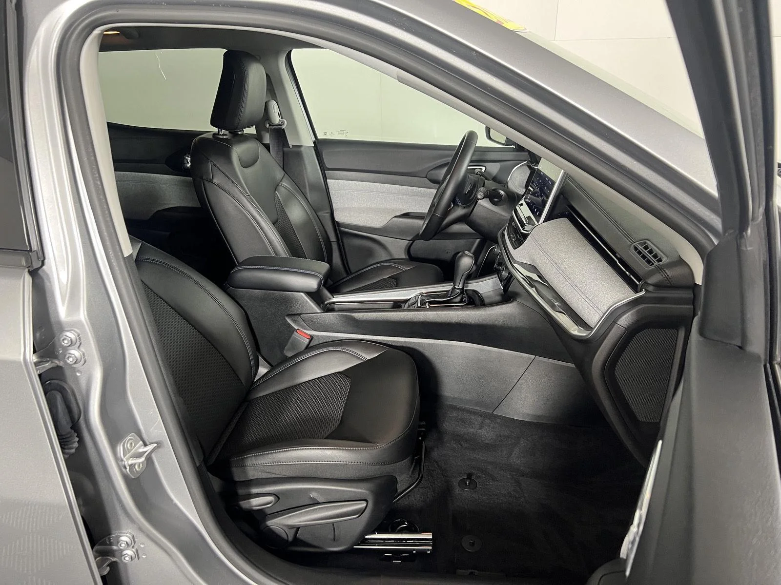 Used 2022  Jeep Latitude image 18