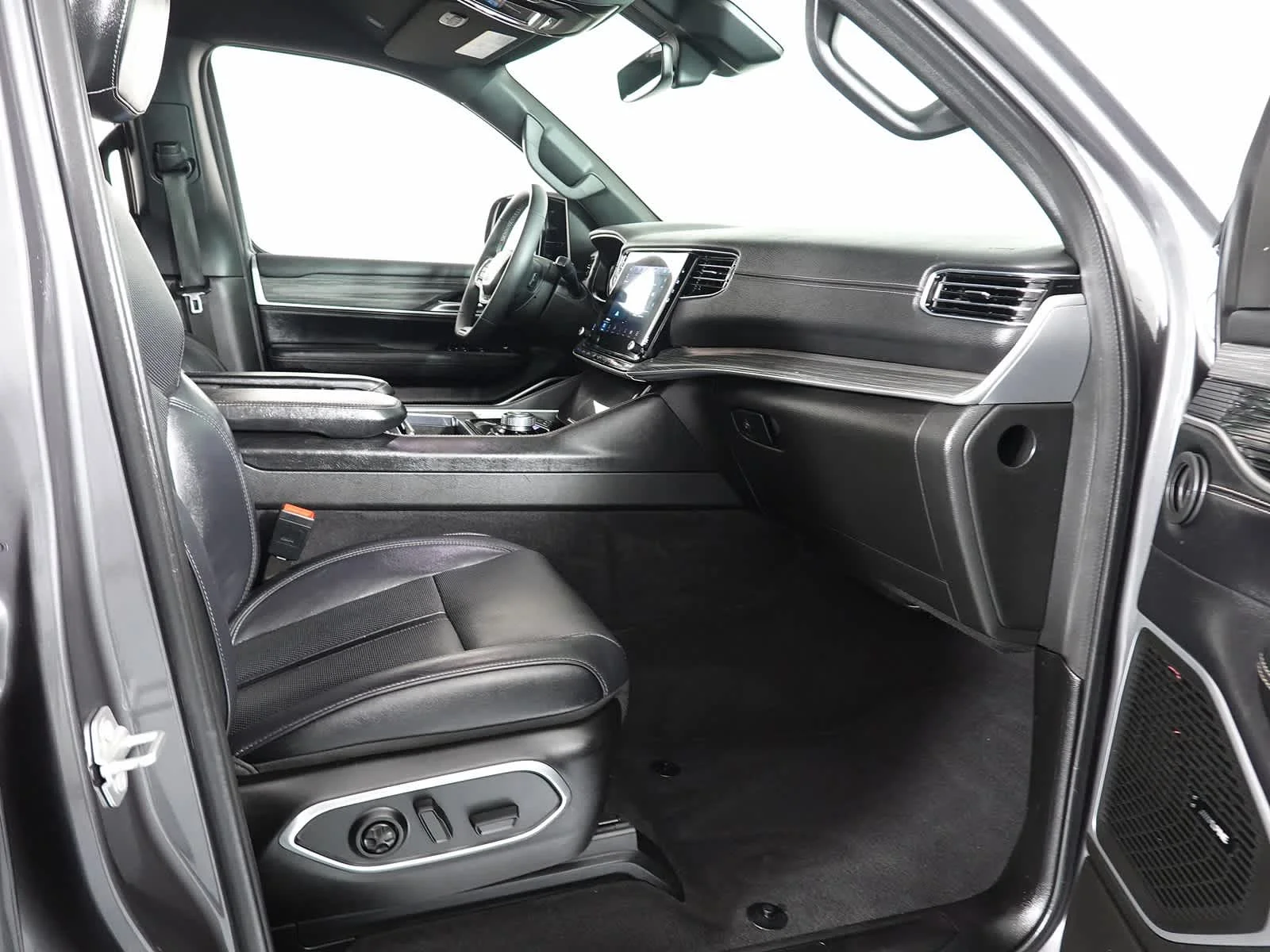 Used 2024 Baltic Gray Metallic Clearcoat Jeep Series II image 18