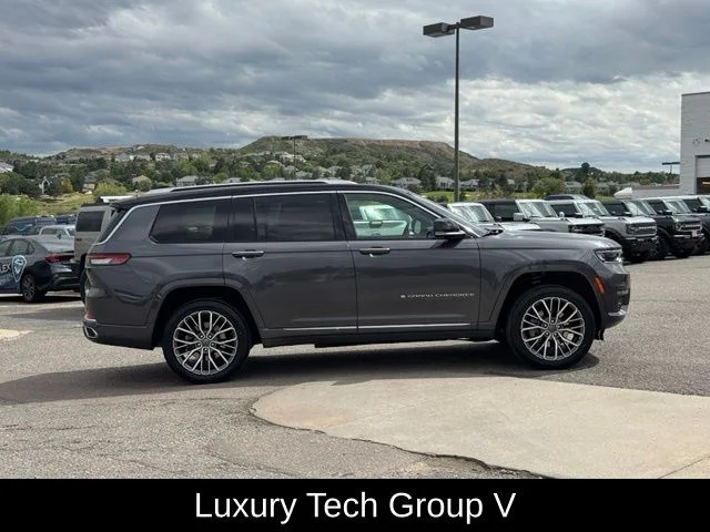 Used 2023 Gray Jeep Summit image 7