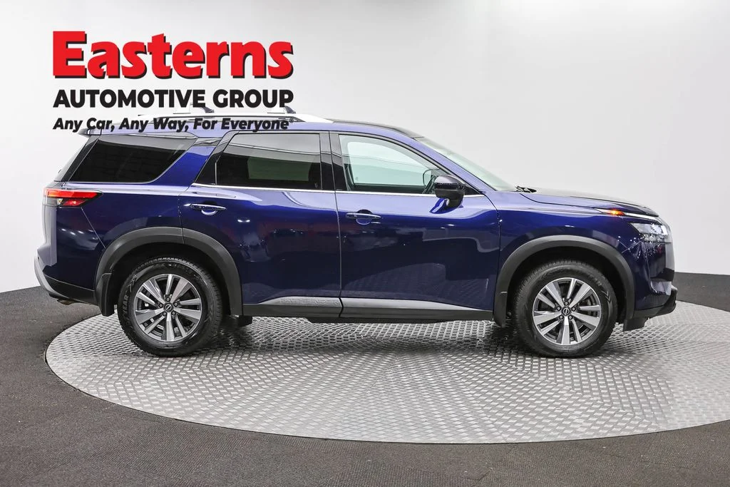 Used 2023 Blue Nissan SL image 3