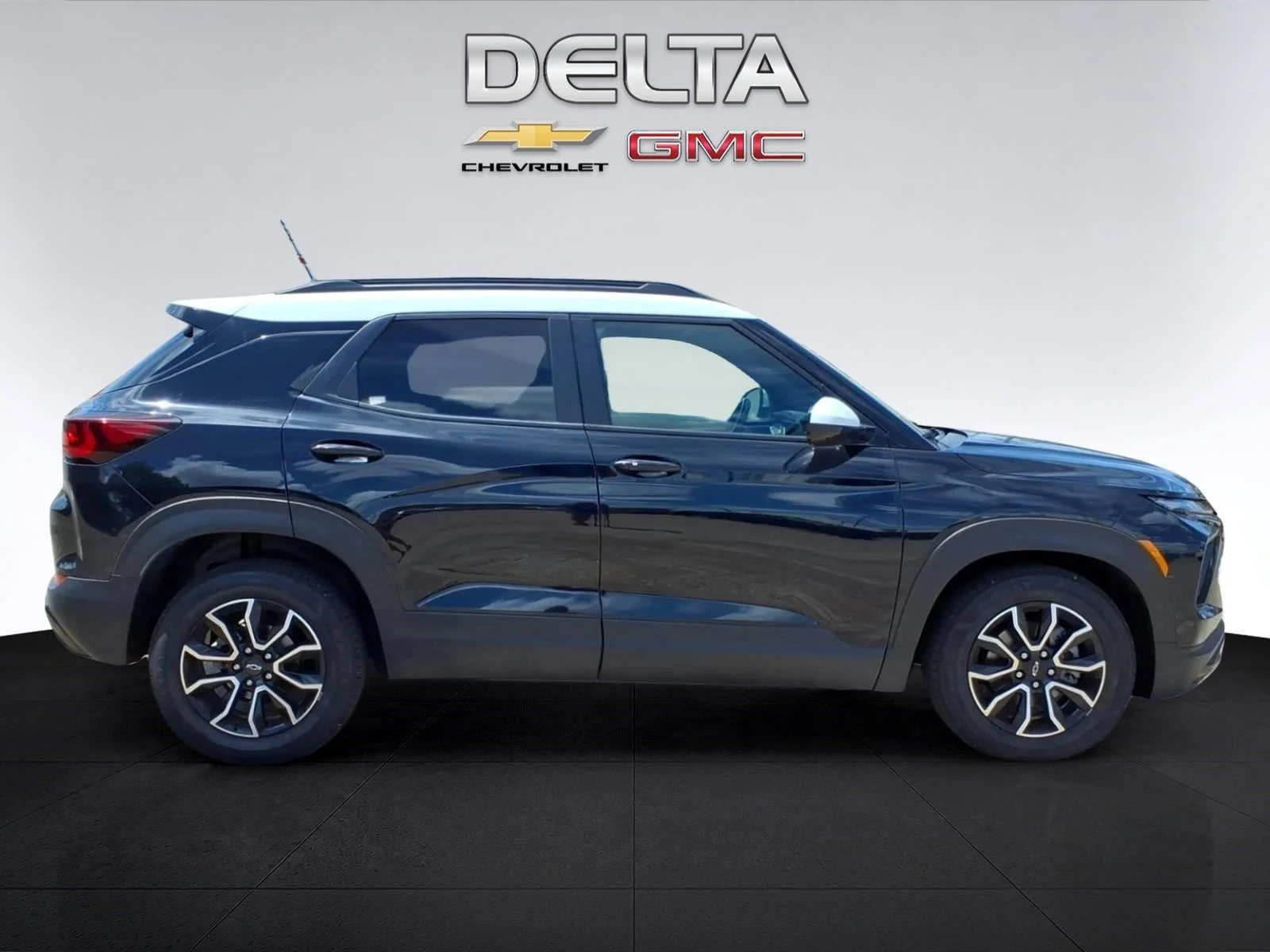 Used 2024 Mosaic Black Metallic Chevrolet ACTIV image 6