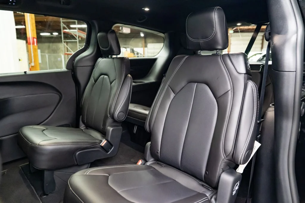 New 2027 Diamond Black Crystal Pearl-Coat Exterior Paint Chrysler Select image 24