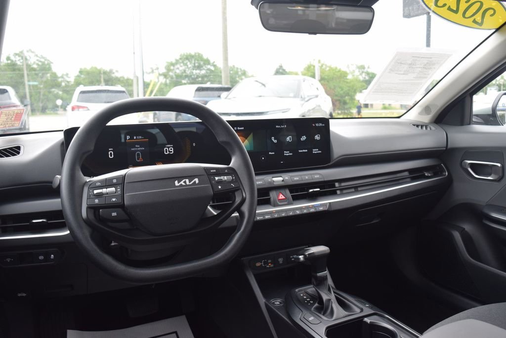 2025 Kia K4 LXS - Photo 11