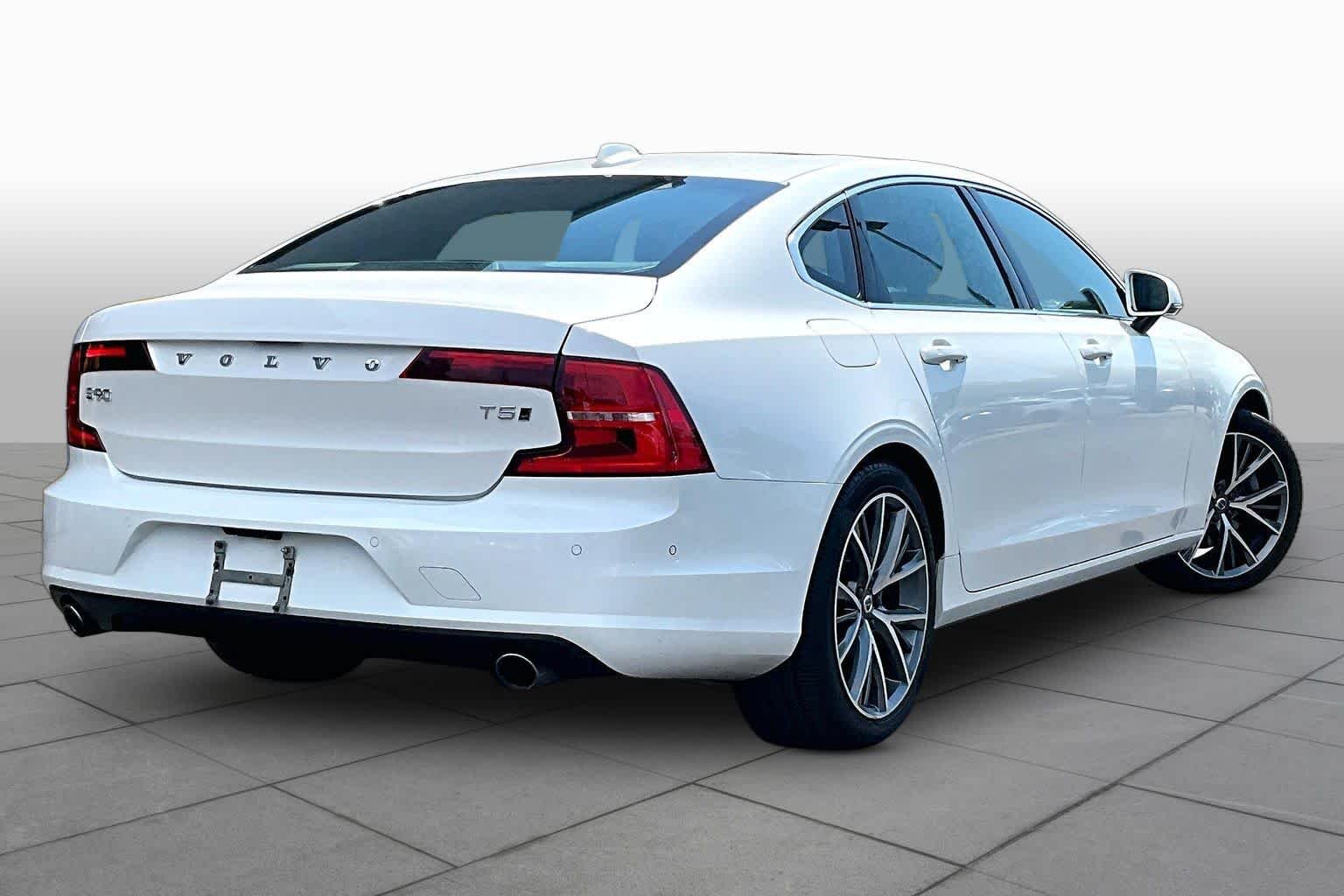 Used 2018 Crystal White Pearl Metallic Volvo Momentum image 13