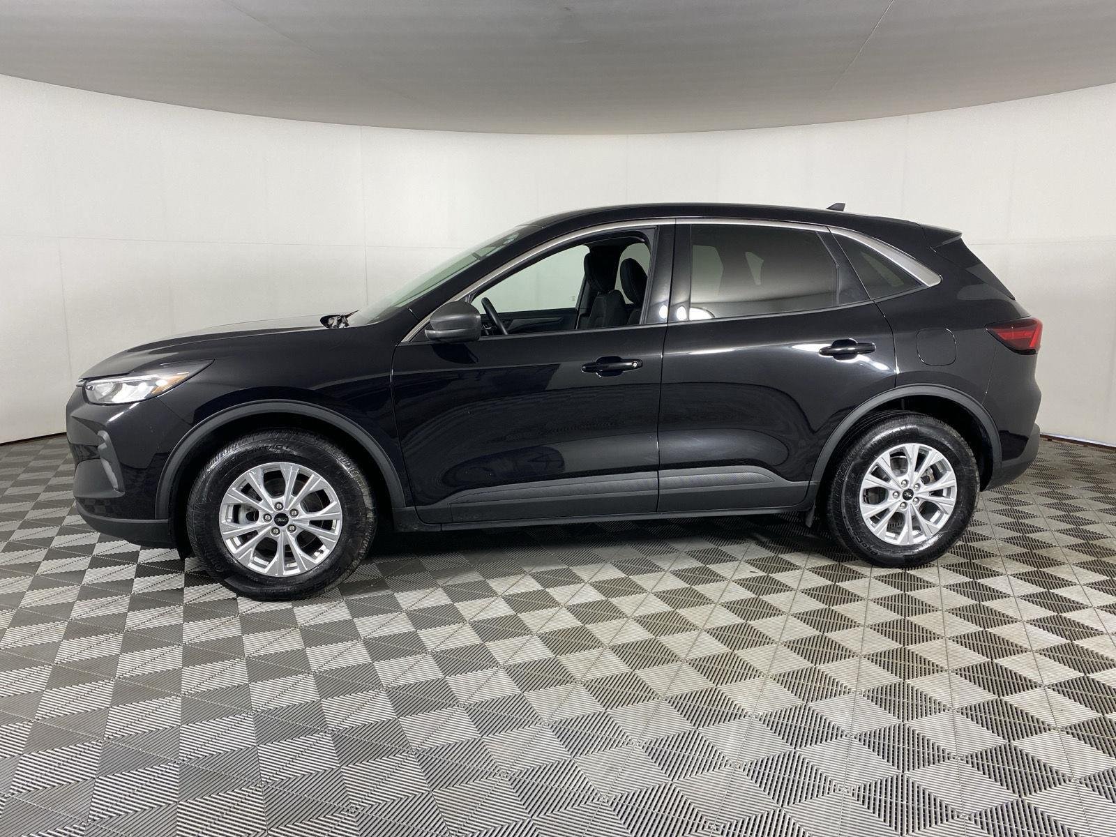 Used 2023 Agate Black Ford Active image 7