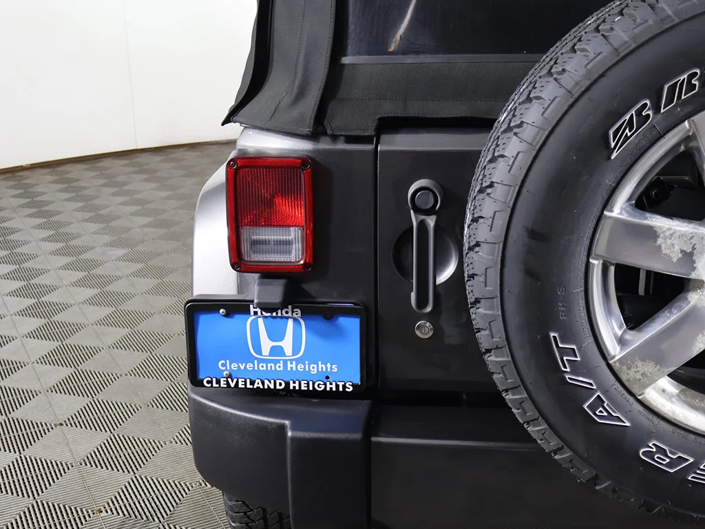 Used 2018 Crystal Metallic Jeep Unlimited Sahara image 10