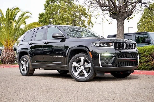 New 2026 Diamond Black Crystal Pearlcoat Jeep Limited image 2
