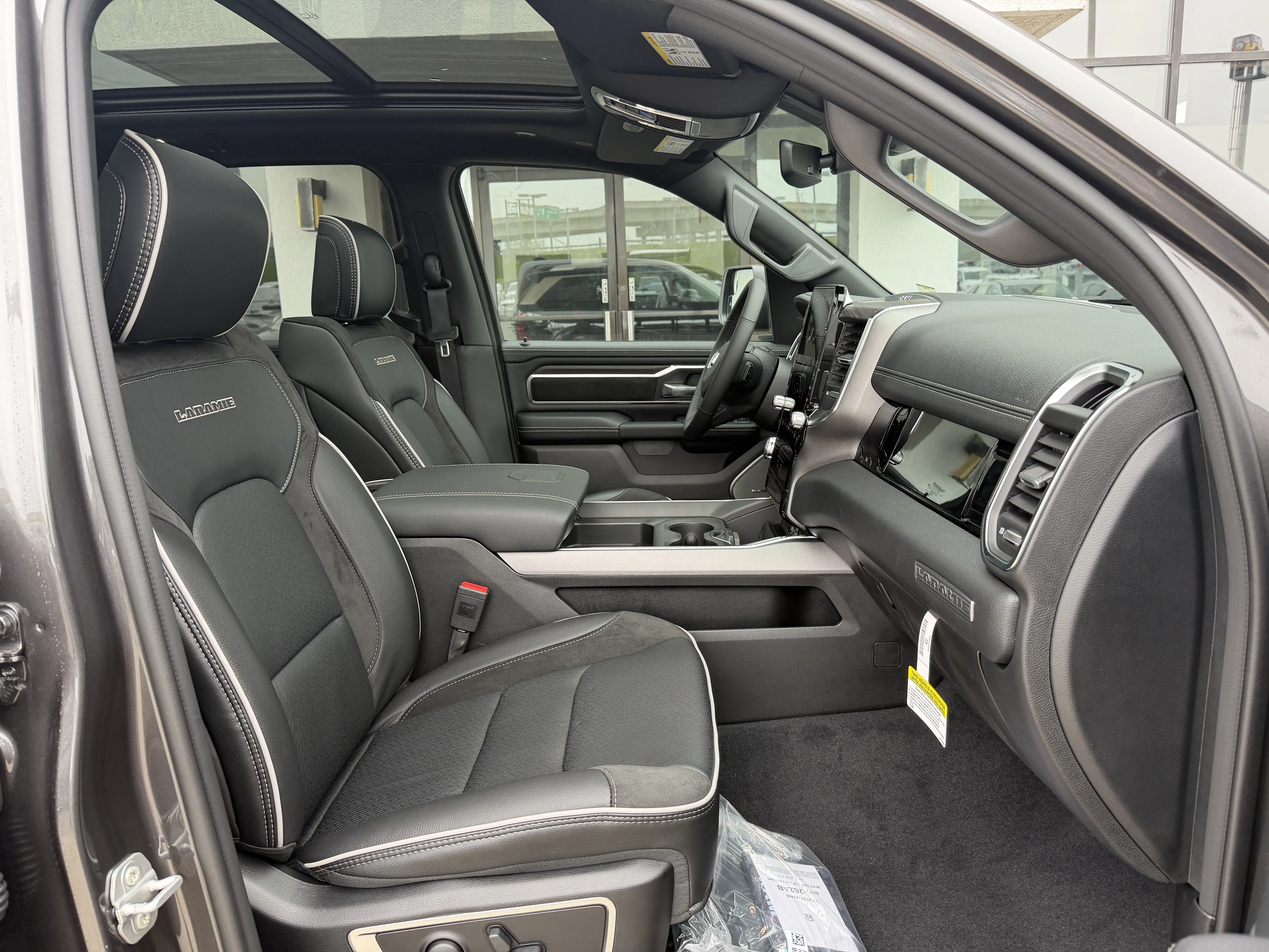 New 2026 Granite Crystal Metallic Clear-Coat Exterior Paint RAM Laramie image 25