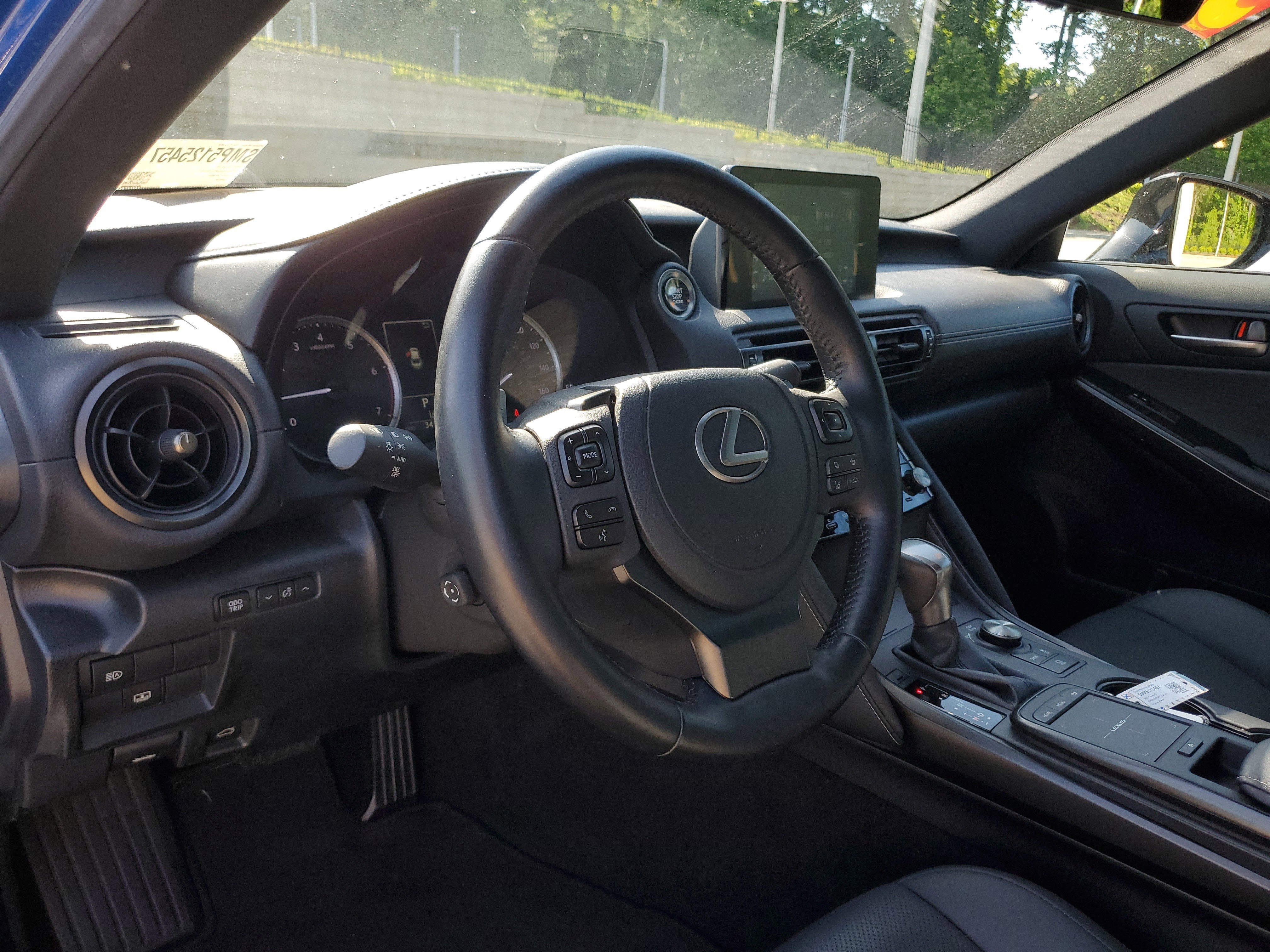 Used 2023  Lexus 300 image 14