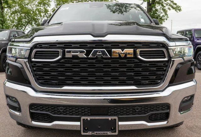 New 2026 Diamond Black Crystal Pearl-Coat Exterior Paint RAM Big Horn/Lone Star image 3