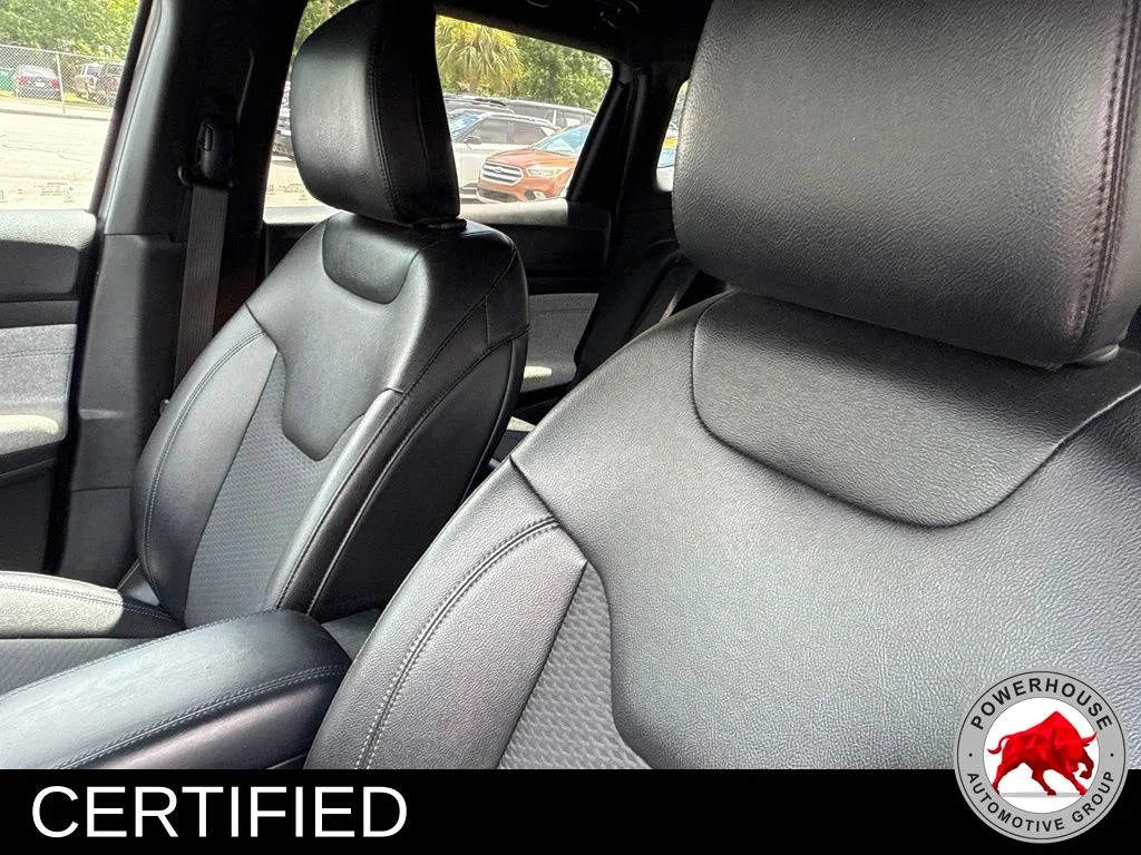 Used 2024  Jeep Latitude image 9