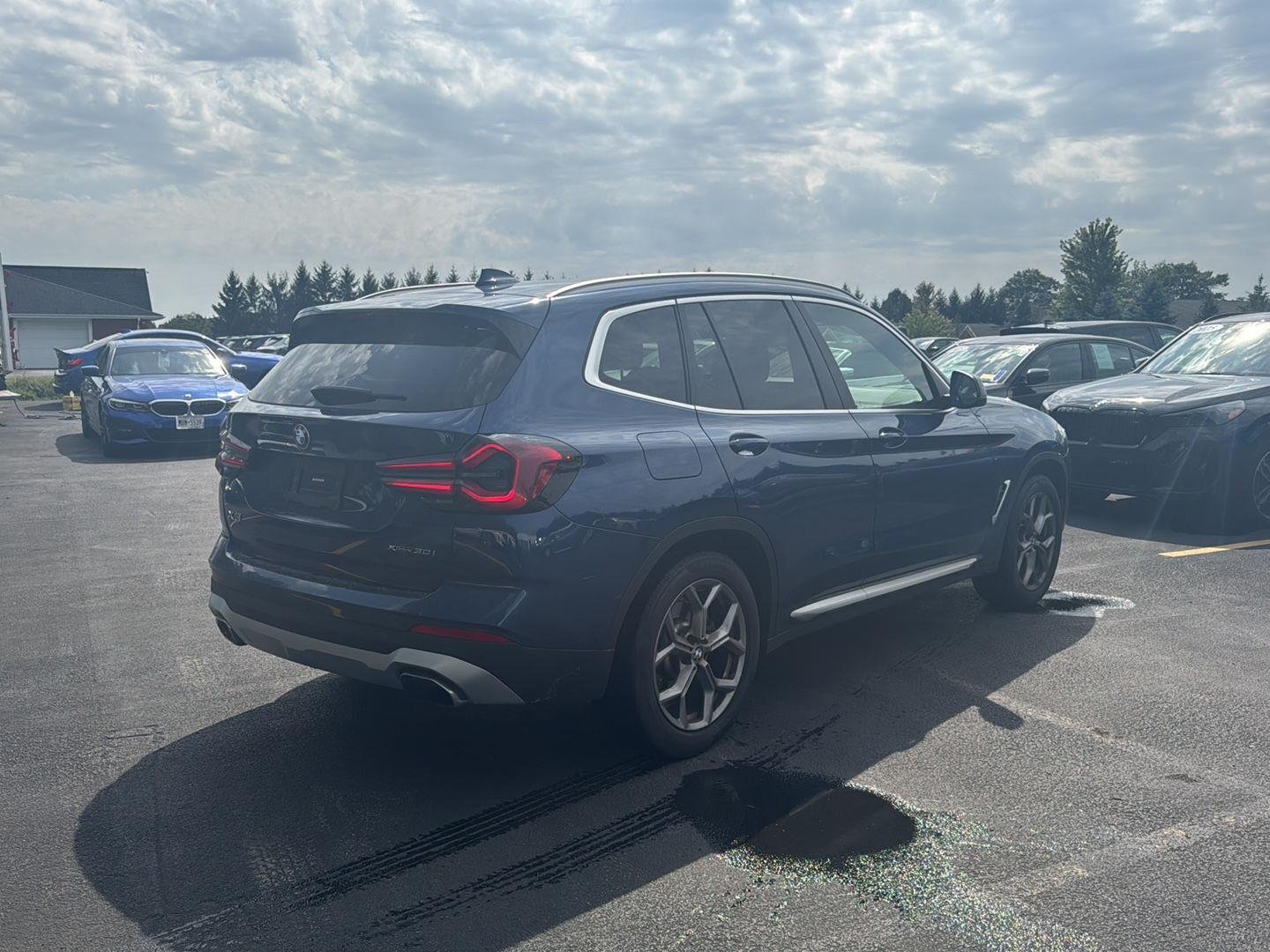 Used 2023 Phytonic Blue Metallic BMW xDrive30i image 3