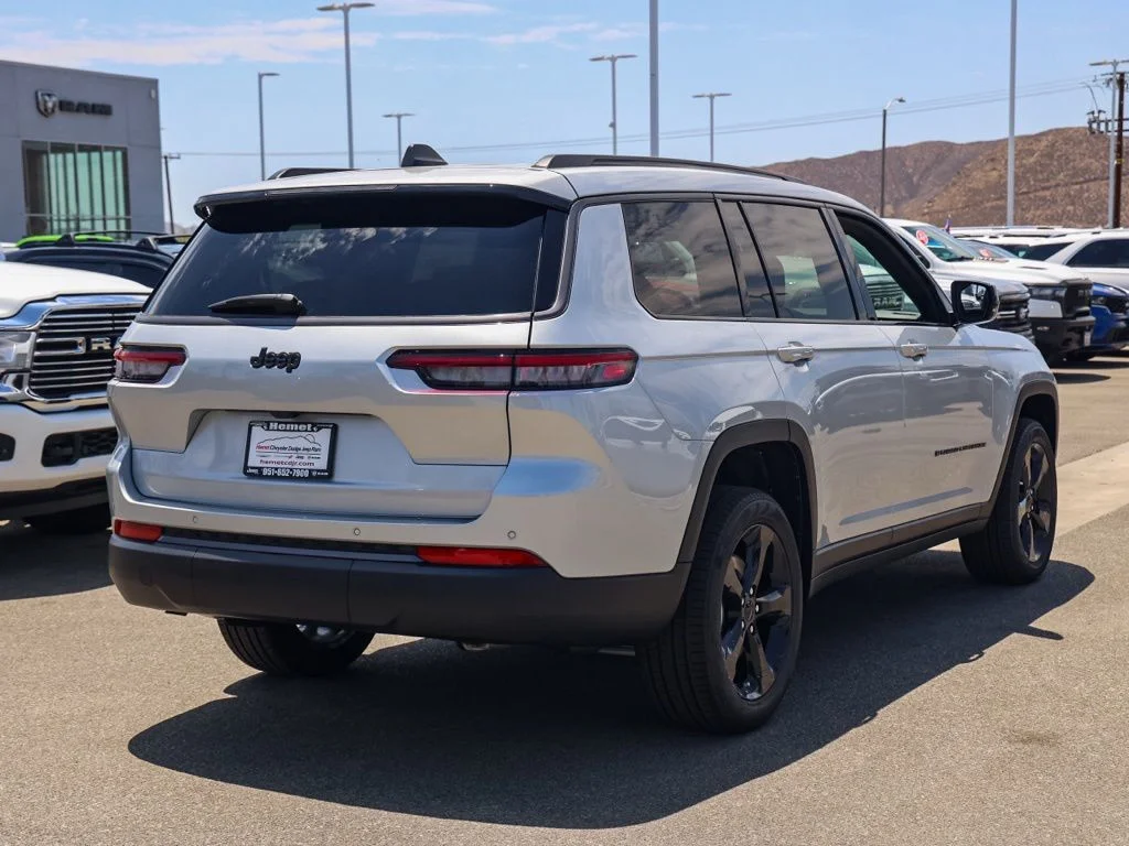 New 2026 Silver Zynith Exterior Paint Jeep Limited image 3