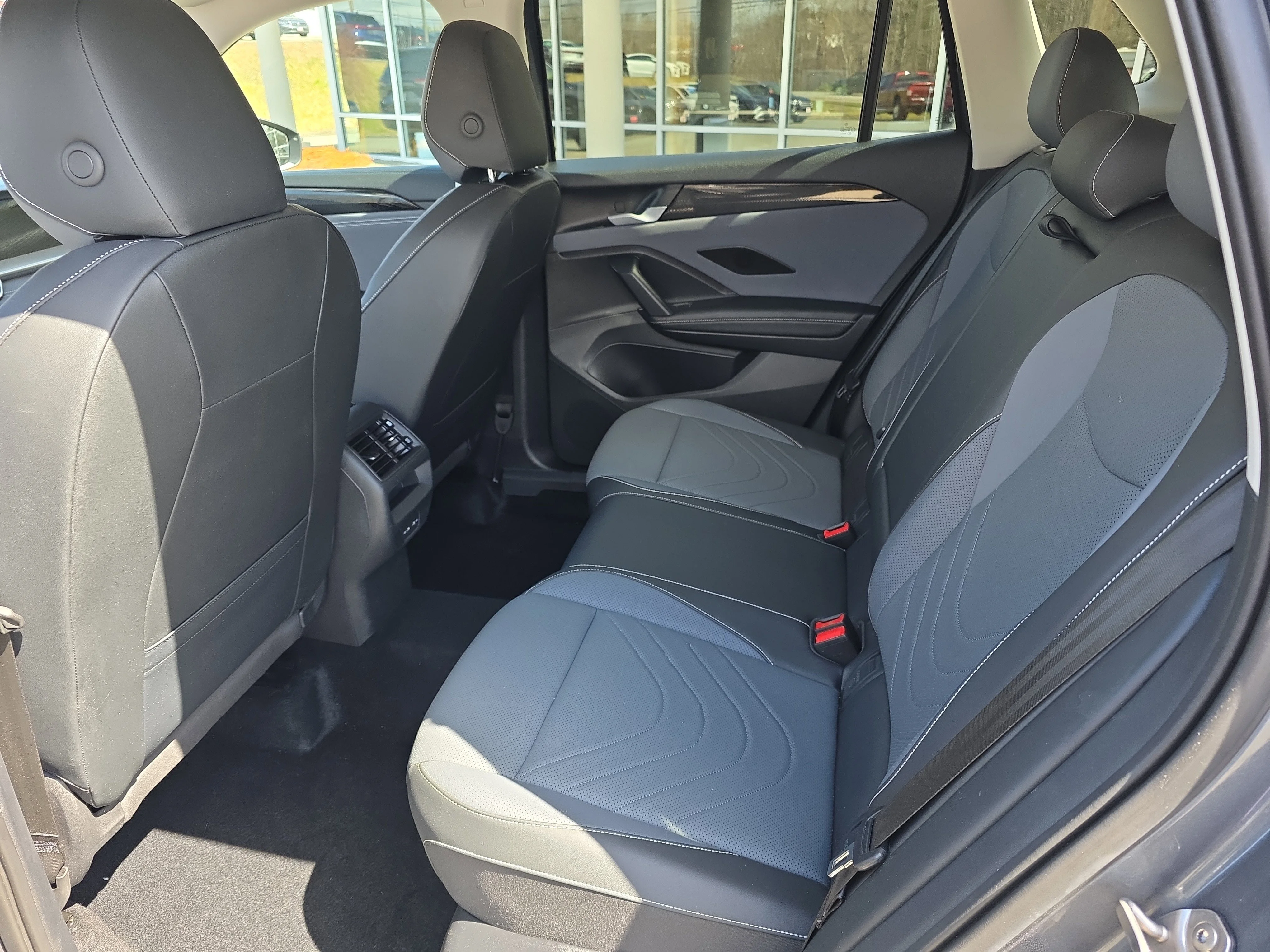2025 Volkswagen Tiguan SE - Photo 10