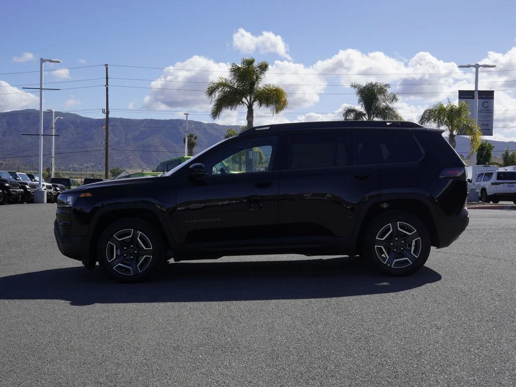 New 2026 Diamond Black Crystal Pearl-Coat Exterior Paint Jeep Limited image 6