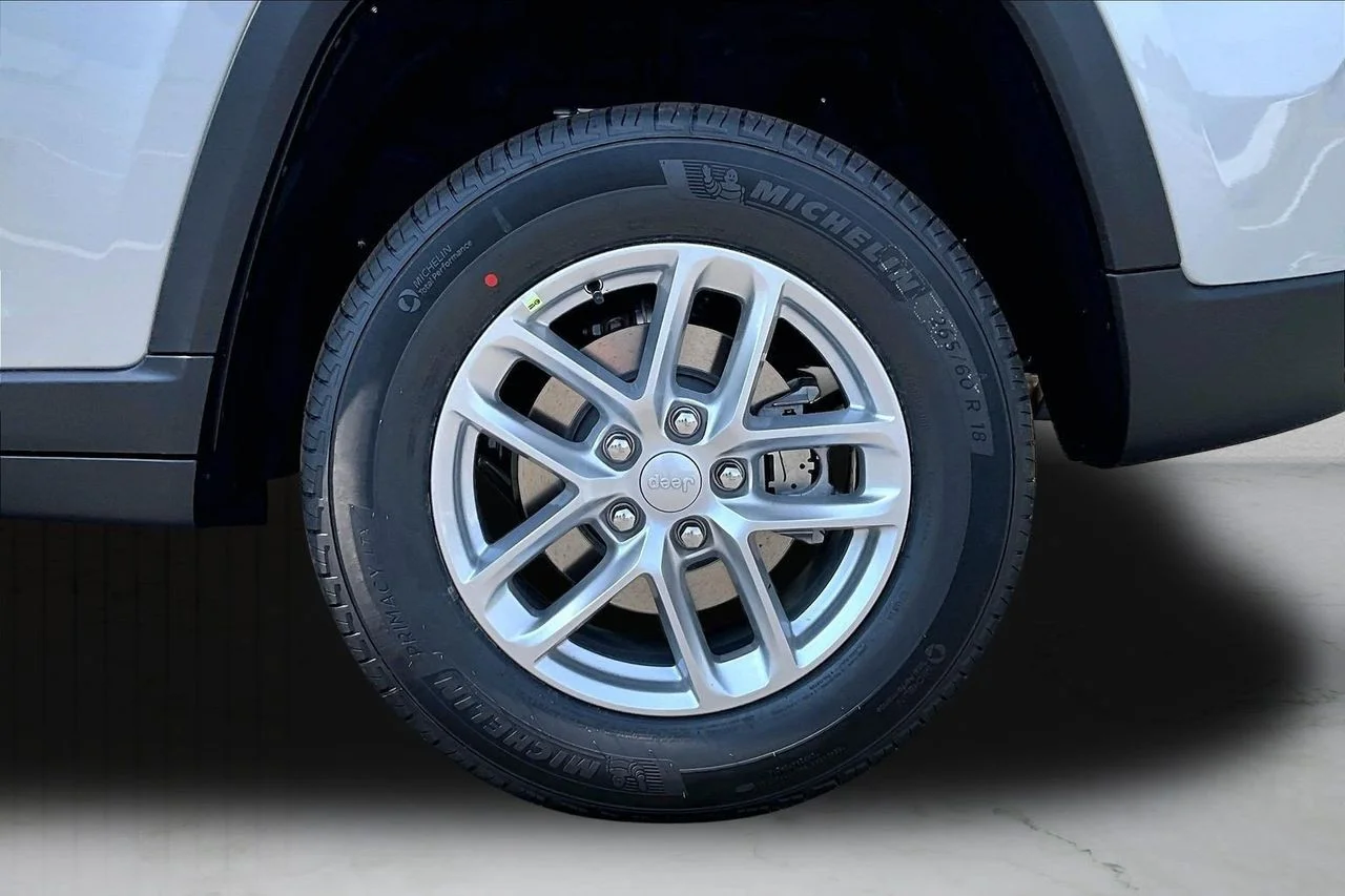 New 2026 Silver Zynith Jeep Laredo image 31