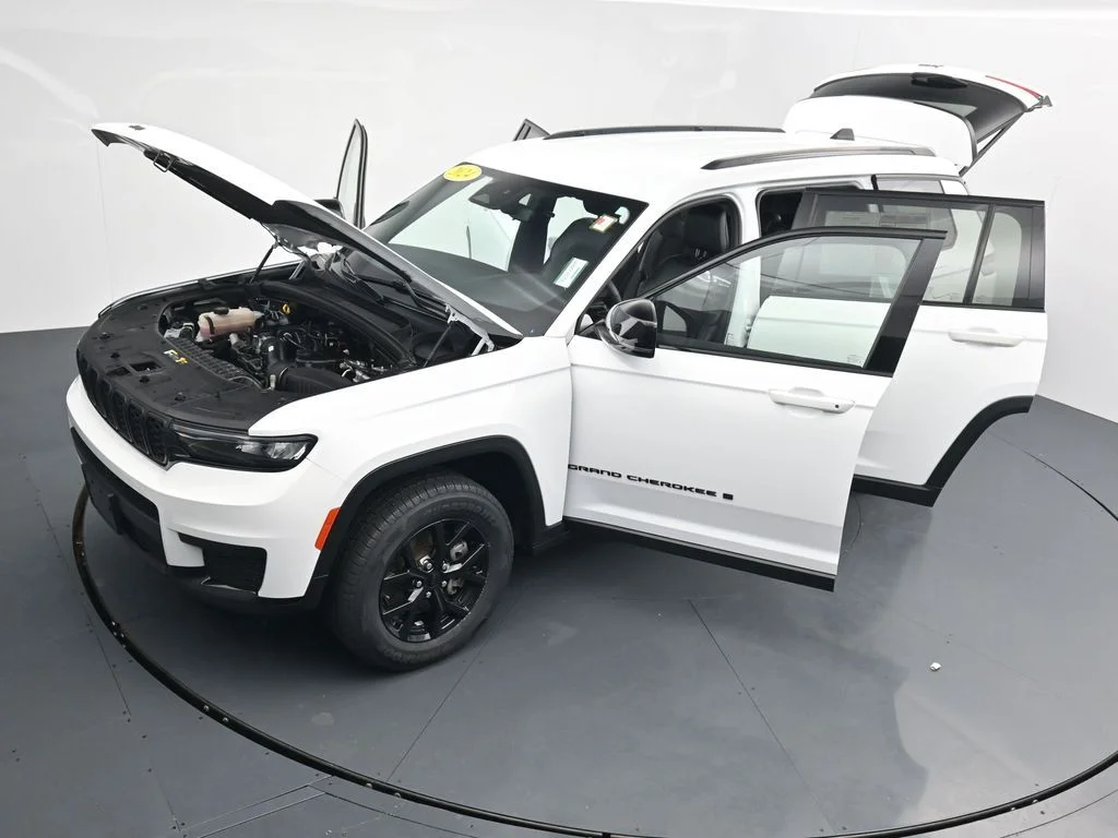 Used 2024 White Jeep Altitude image 36