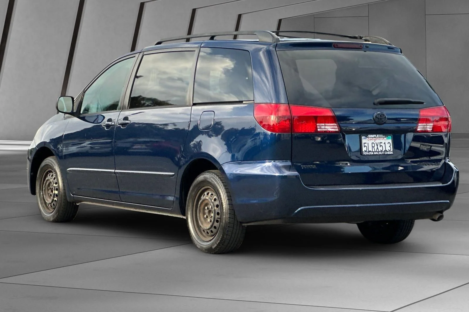 Used 2005  Toyota LE image 10