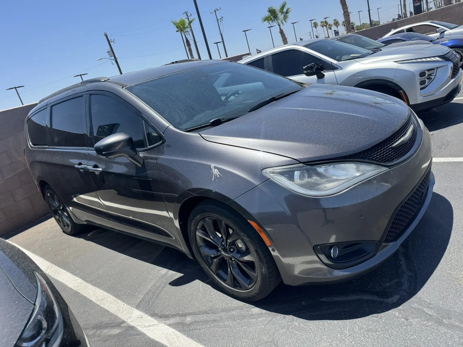 Used 2018 grey Chrysler Touring L image 3