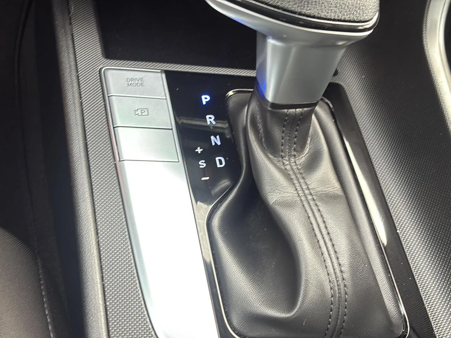 Certified Used 2024 Fluid Metal Hyundai SEL image 33