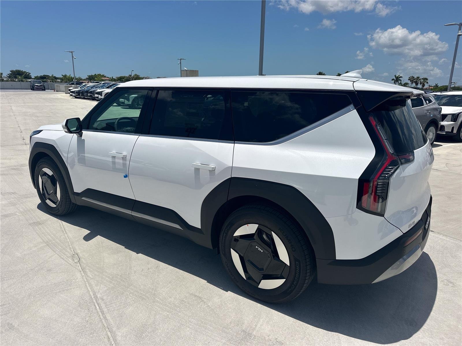 New 2026 Glacial White Pearl KIA LIGHT image 6
