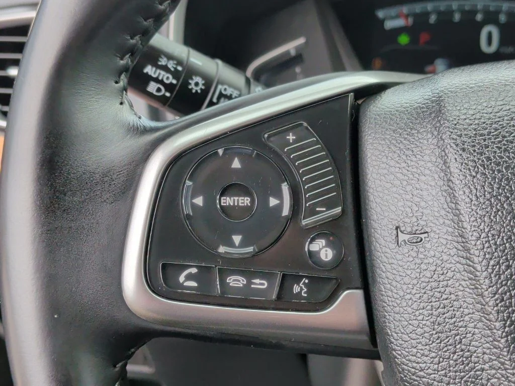 Used 2018 Lunar Silver Metallic Honda Touring image 16