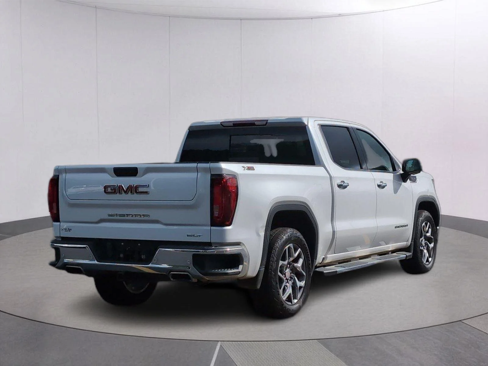Used 2022 White Frost Tricoat GMC SLT image 5