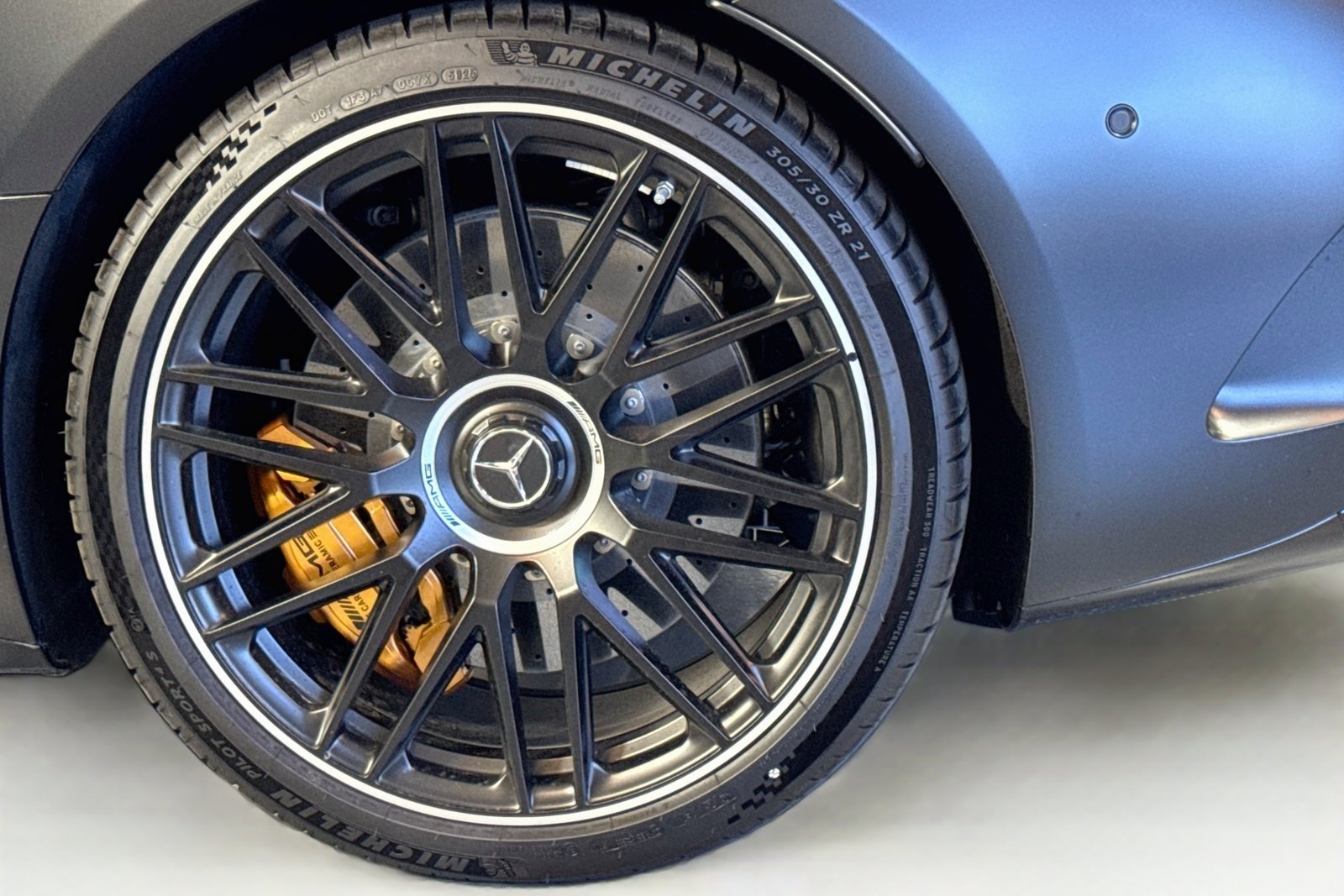 New 2026 MANUFAKTUR Night Black Magno Mercedes-Benz AMG® SL 63 S E Performance image 27