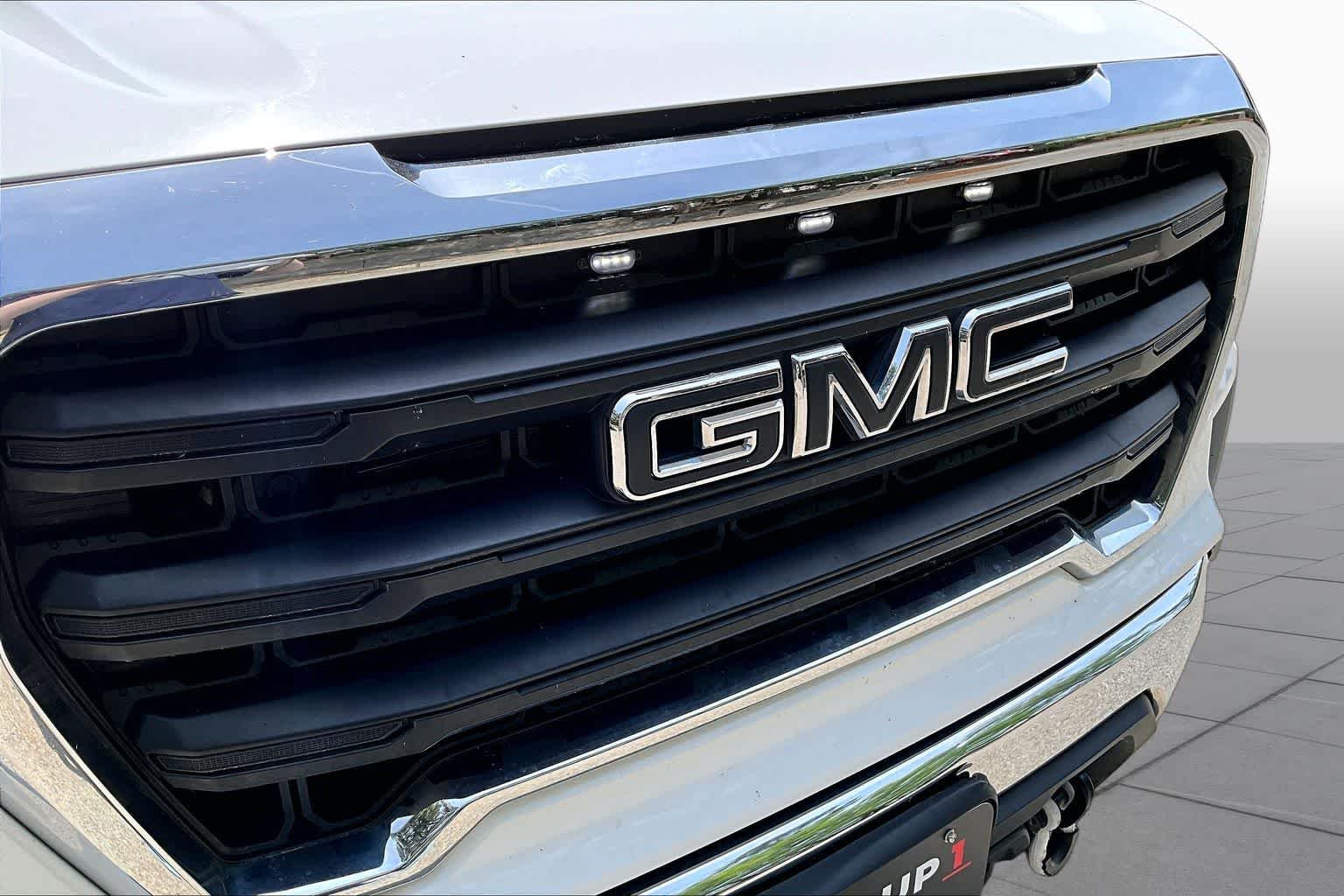 Used 2021 Summit White GMC  image 28