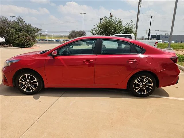 Used 2024 Currant Red KIA LXS (IVT) image 2