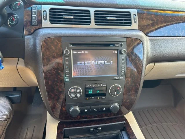 Used 2014 White Diamond Tricoat GMC Denali image 24