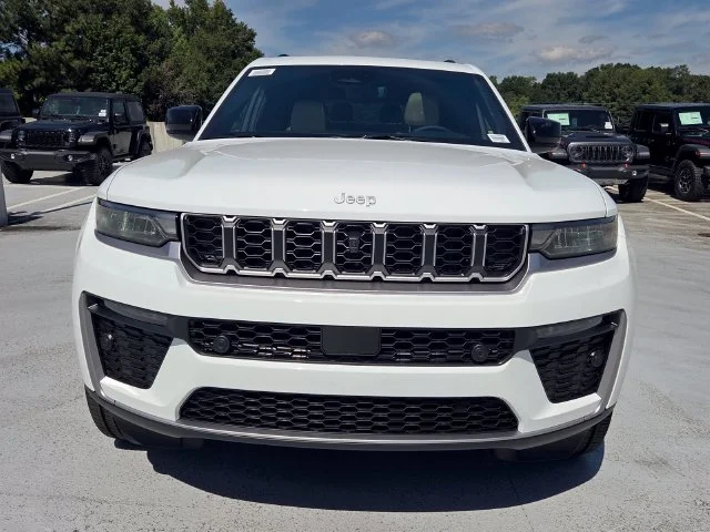 New 2027 Bright White Clear-Coat Paint Jeep Limited image 2