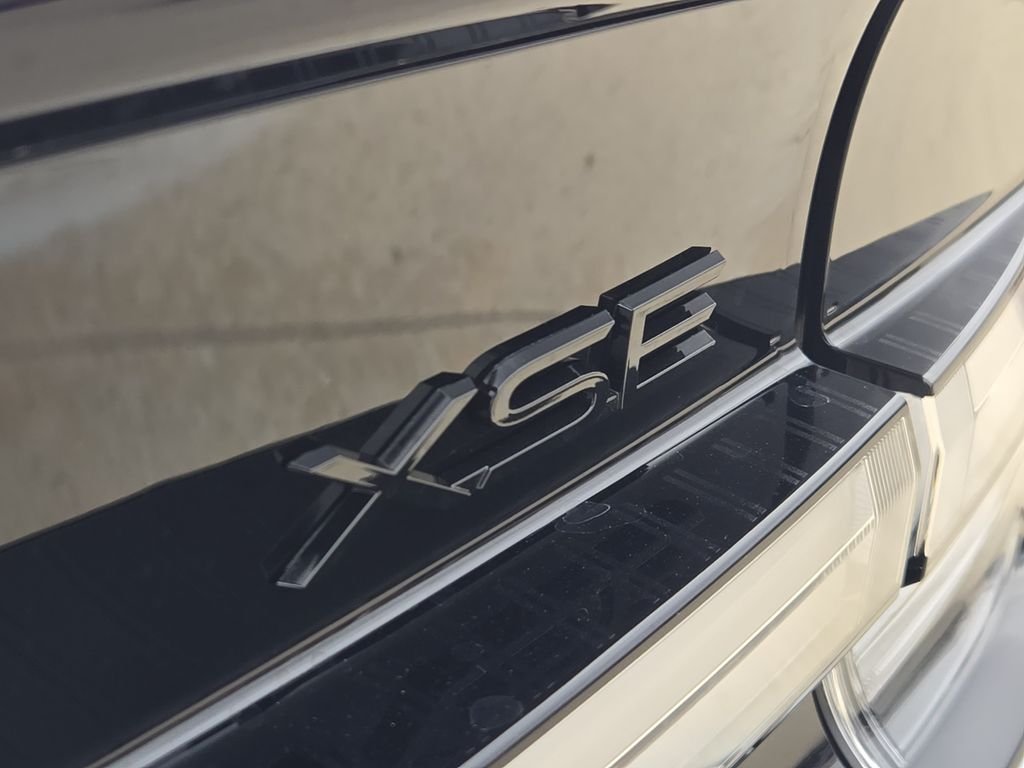2026 Toyota Prius Plug-in Hybrid XSE - Photo 8