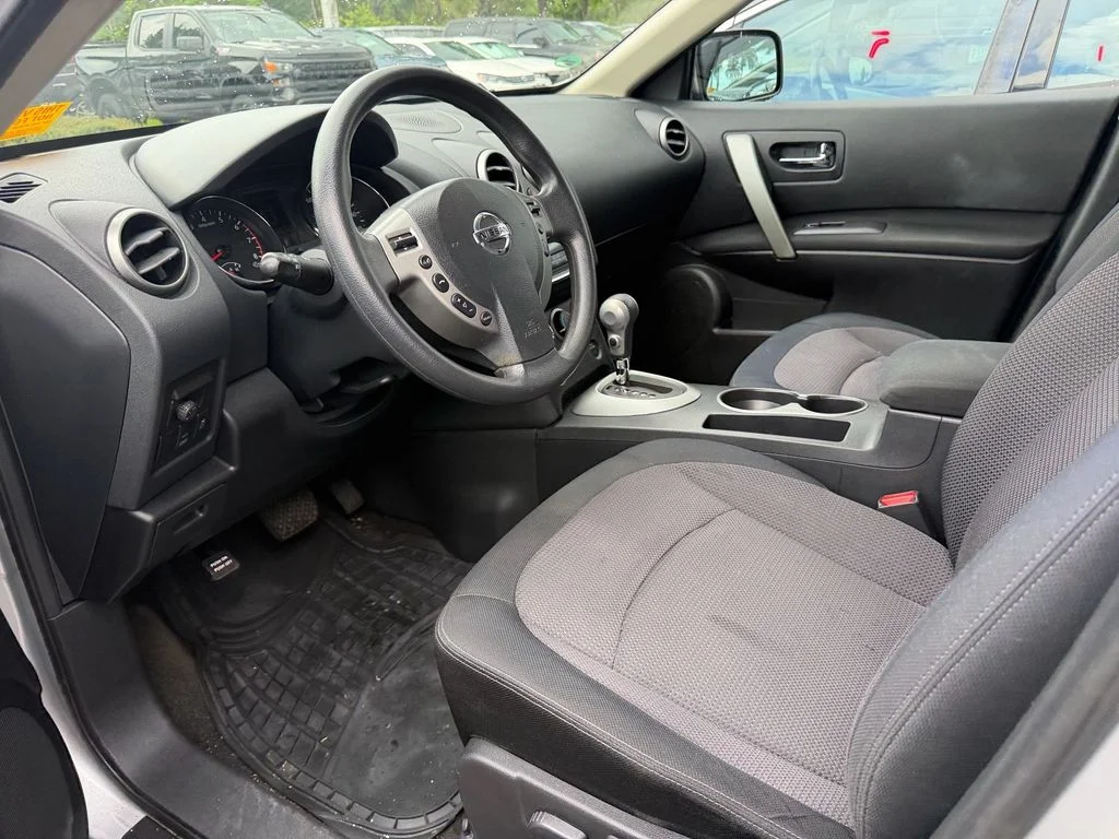 Used 2011 Silver Nissan SV image 5