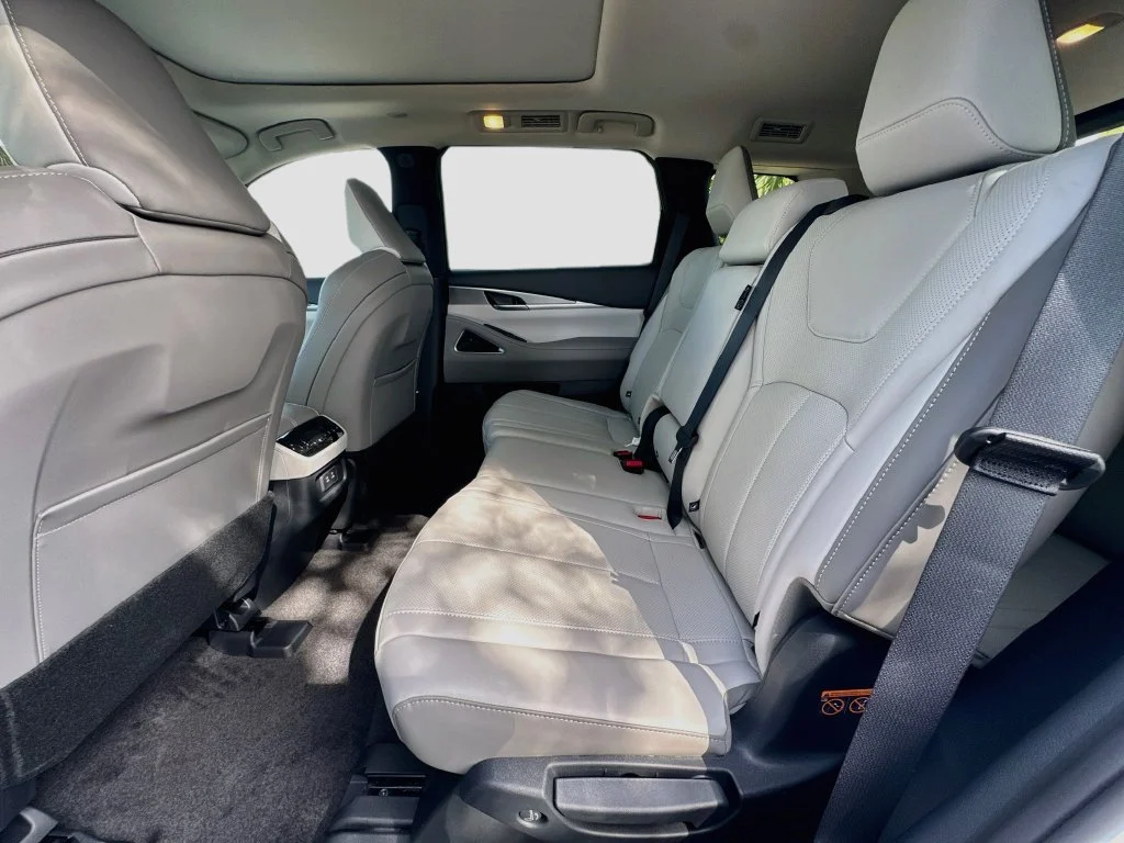 New 2027 RADIANT WHITE INFINITI Luxe FWD image 26